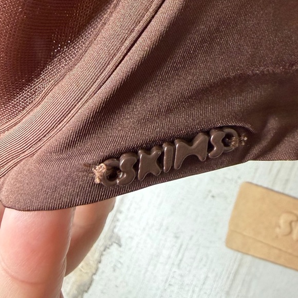 SKIMS Cocoa Scoop Bra - Picture 4 of 5
